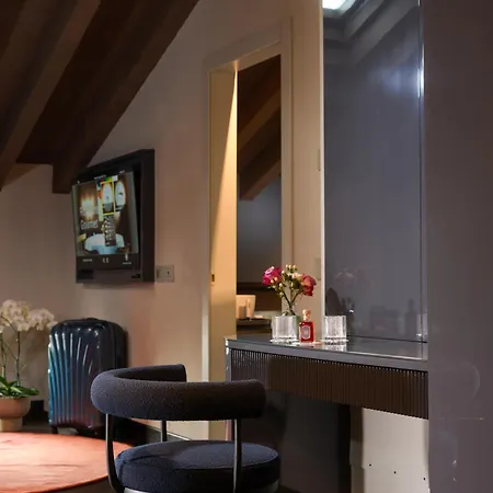 Palazzo Utini 5* نوسيتو